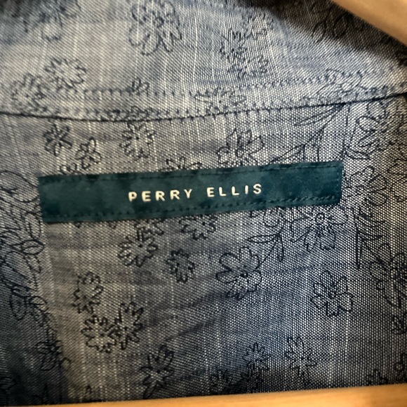 Blue button down with floral pattern - Picture 2 of 3